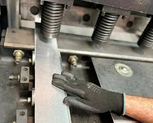 Corte guilhotina para chapa de aço com precisão garantida