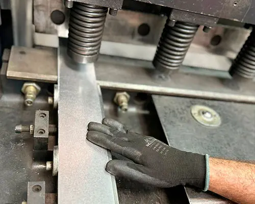 Corte de chapas em guilhotina: conheça o método que garante precisão e economia